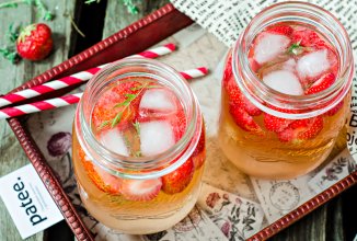 Лимонад с клубникой и тимьяном