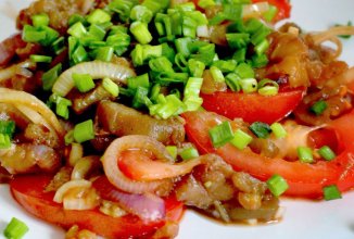 Теплый салат с баклажанами