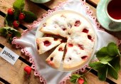 Пирог с клубникой в мультиварке