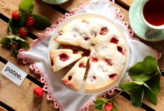 Пирог с клубникой в мультиварке