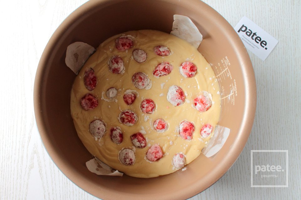 Пирог с клубникой в мультиварке - Шаг 8