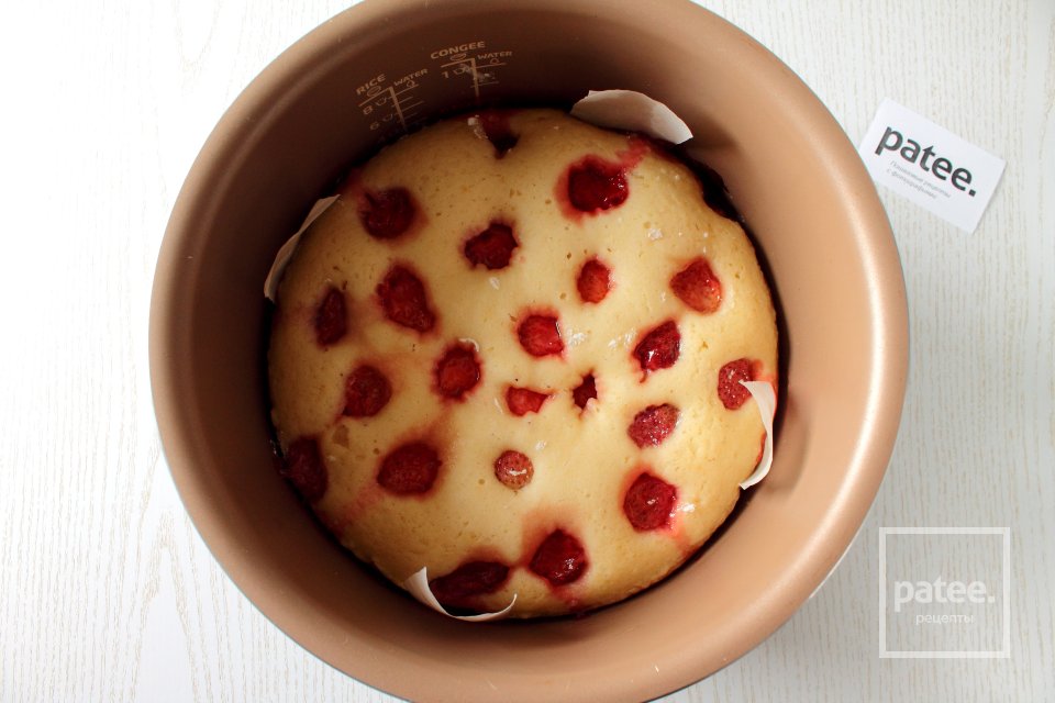 Пирог с клубникой в мультиварке - Шаг 9