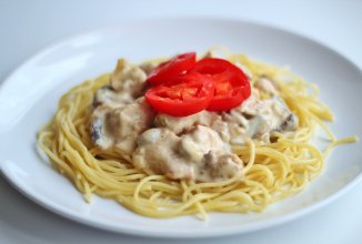 Паста с курицей и грибами в сливочном соусе