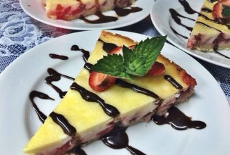 Клубничный пирог с творожной начинкой.