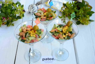 Салат с белой фасолью кукурузой и овощами