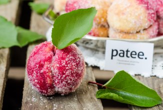 Пирожные персики