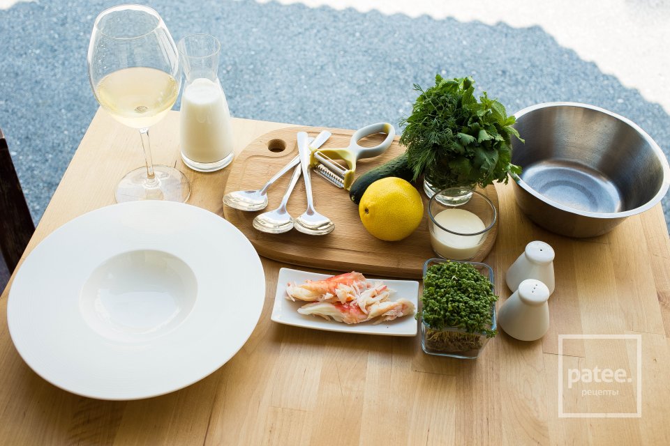 Холодный огуречно-йогуртовый суп с крабом - Шаг 1