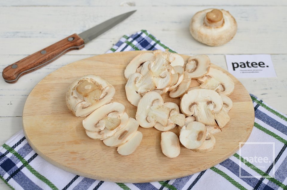 Запеканка с курицей и грибами под сырной корочкой - Шаг 4