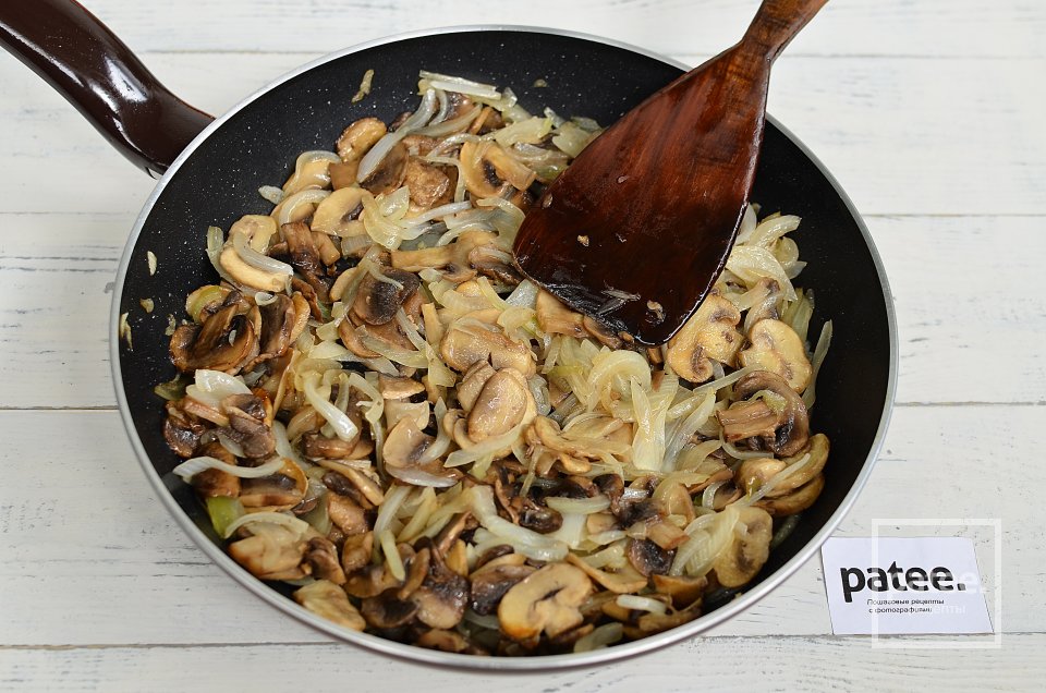 Запеканка с курицей и грибами под сырной корочкой - Шаг 7