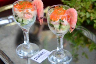 Коктейльный салат с кальмарами креветками и красной икрой