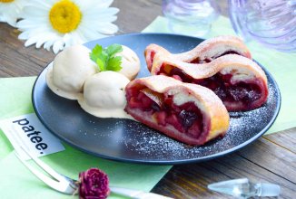 Яблочный штрудель с вишней