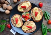 Горячие тосты с бананом и орехами