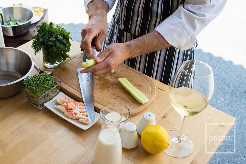 Холодный огуречно-йогуртовый суп с крабом - Шаг 2