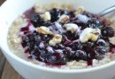 Овсяная каша с черничным соусом