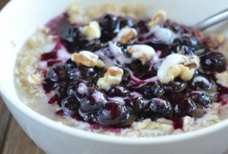 Овсяная каша с черничным соусом