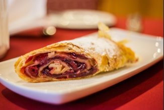 Штрудель с яблоками и черешней.