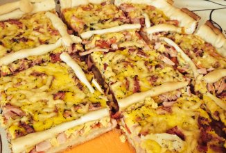 Слоеный пирог с сыром и вареной колбасой