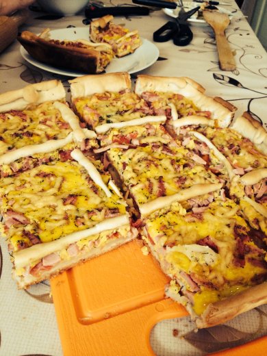 Слоеный пирог с сыром и вареной колбасой - Шаг 7