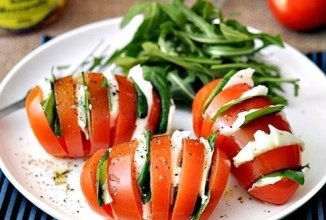 Cалат "Капрезе" в помидоре