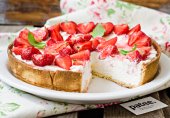 Тарт с творогом и клубникой