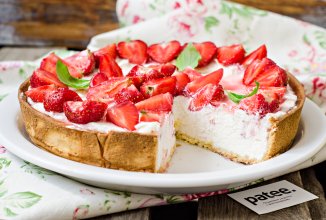 Тарт с творогом и клубникой