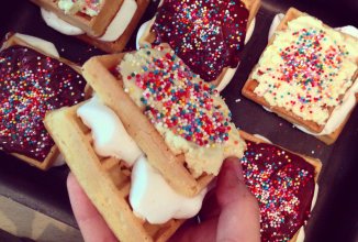 Вафли с маршмеллоу и шоколадом