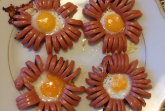 Цветочки из сосисок и перепелиных яиц
