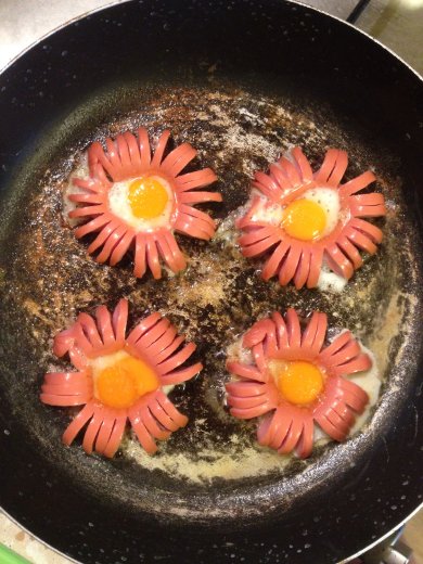 Цветочки из сосисок и перепелиных яиц - Шаг 3