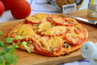 Пицца с креветками и двумя видами сыра