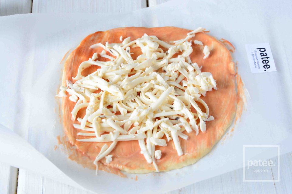 Пицца с креветками и двумя видами сыра - Шаг 4