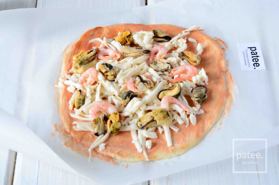 Пицца с креветками и двумя видами сыра - Шаг 5