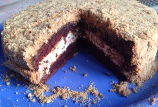 Шоколадный торт с меренгой