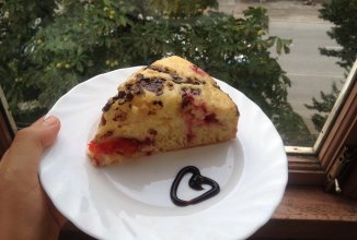 Сладкий пирог на кефире со сливами