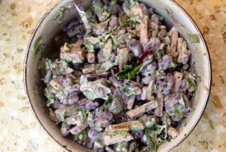 Салат с фасолью и сухарями