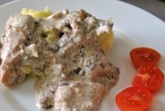 Куриное филе в сметане с грибами