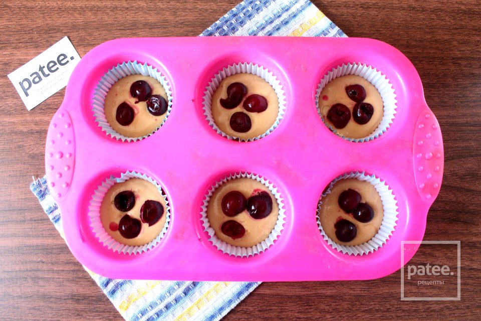 Кофейные кексы с вишней - Шаг 7