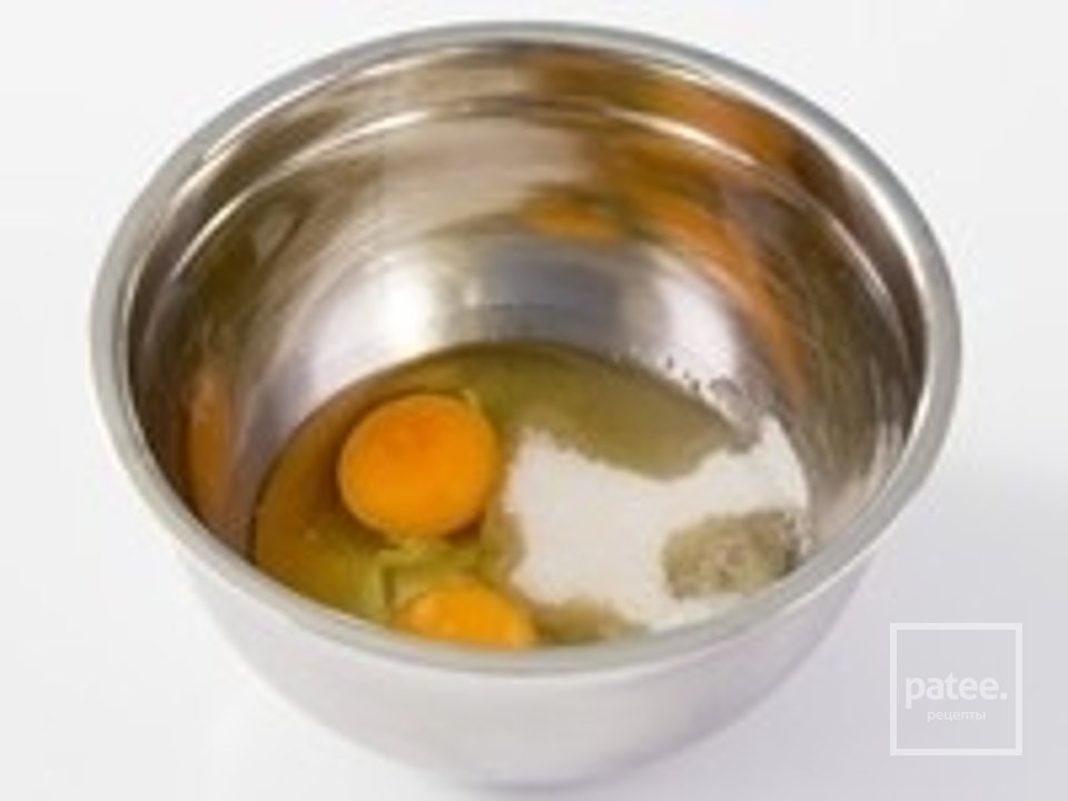 Пышные оладьи на молоке - Шаг 1