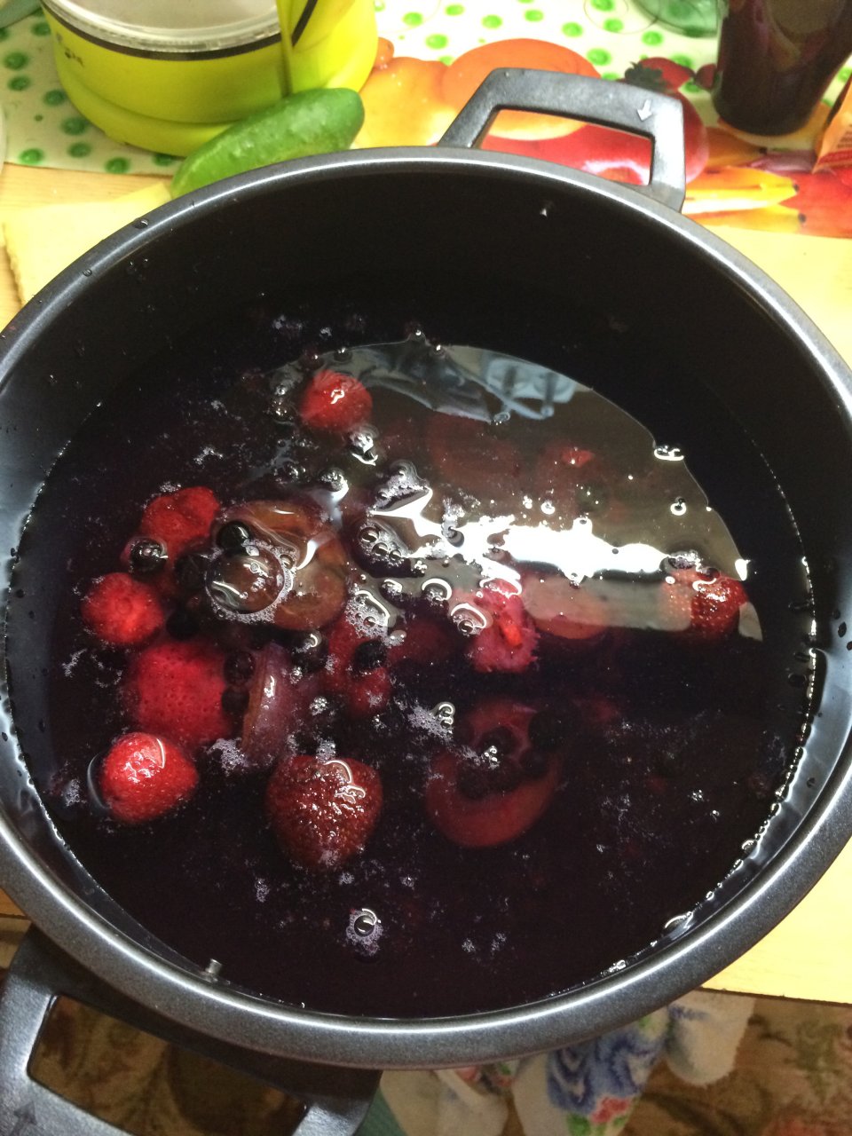 Смородина компот на зиму в 3-х л банки рецепт. Компот из замороженных ягод в кастрюле. Варка компота. Яблочный компот. Компот из свежих фруктов.