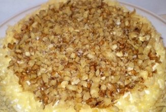 Слоеный салат с курицей, грибами и ананасами