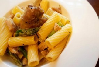 Ригатони с кроликом и спаржей