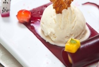 Мороженое с малиновым желе и фруктами