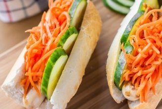 Домашние хот-доги с куриными сосисками