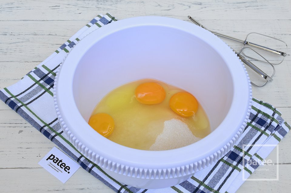 Творожные маффины с клубникой - Шаг 2