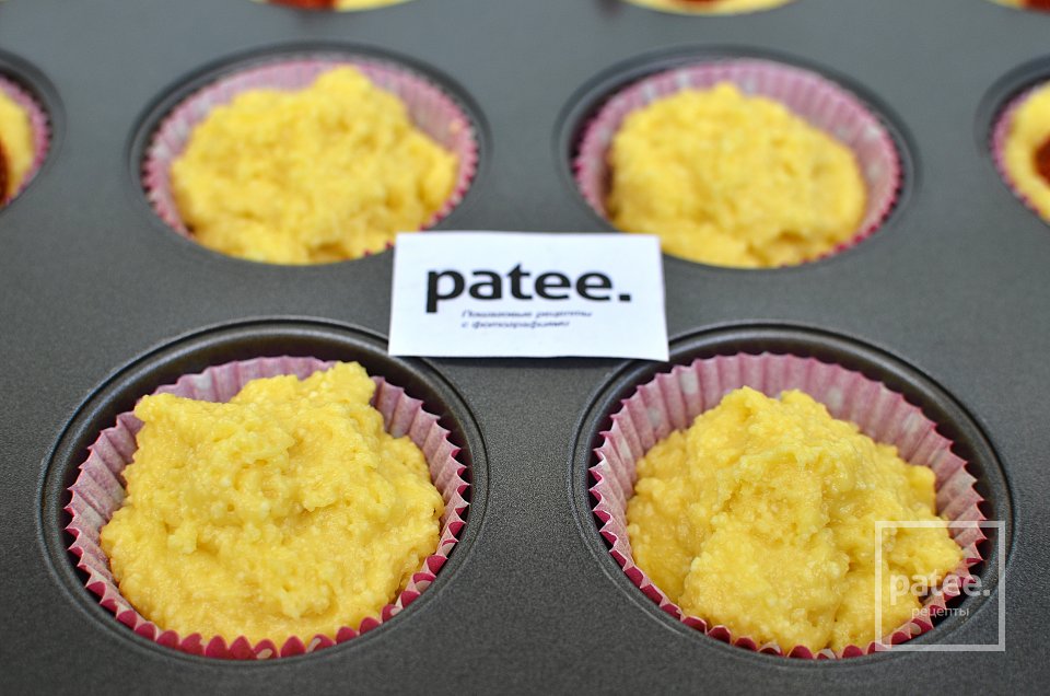 Творожные маффины с клубникой - Шаг 7