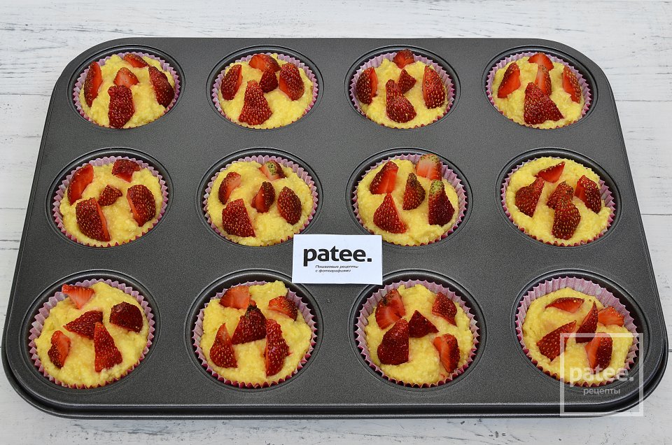 Творожные маффины с клубникой - Шаг 9