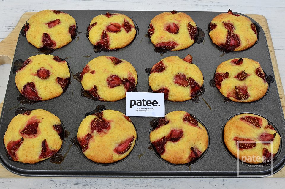 Творожные маффины с клубникой - Шаг 10