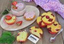 Творожные маффины с клубникой