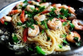 Креветки в чесночном соусе с пастой