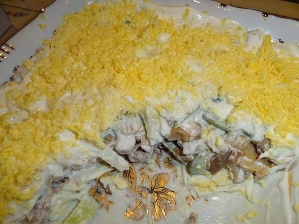 Салат из куриного филе, свежих огурцов и консервированных шампиньонов