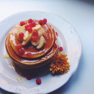 Панкейки с карамелизированными яблоками